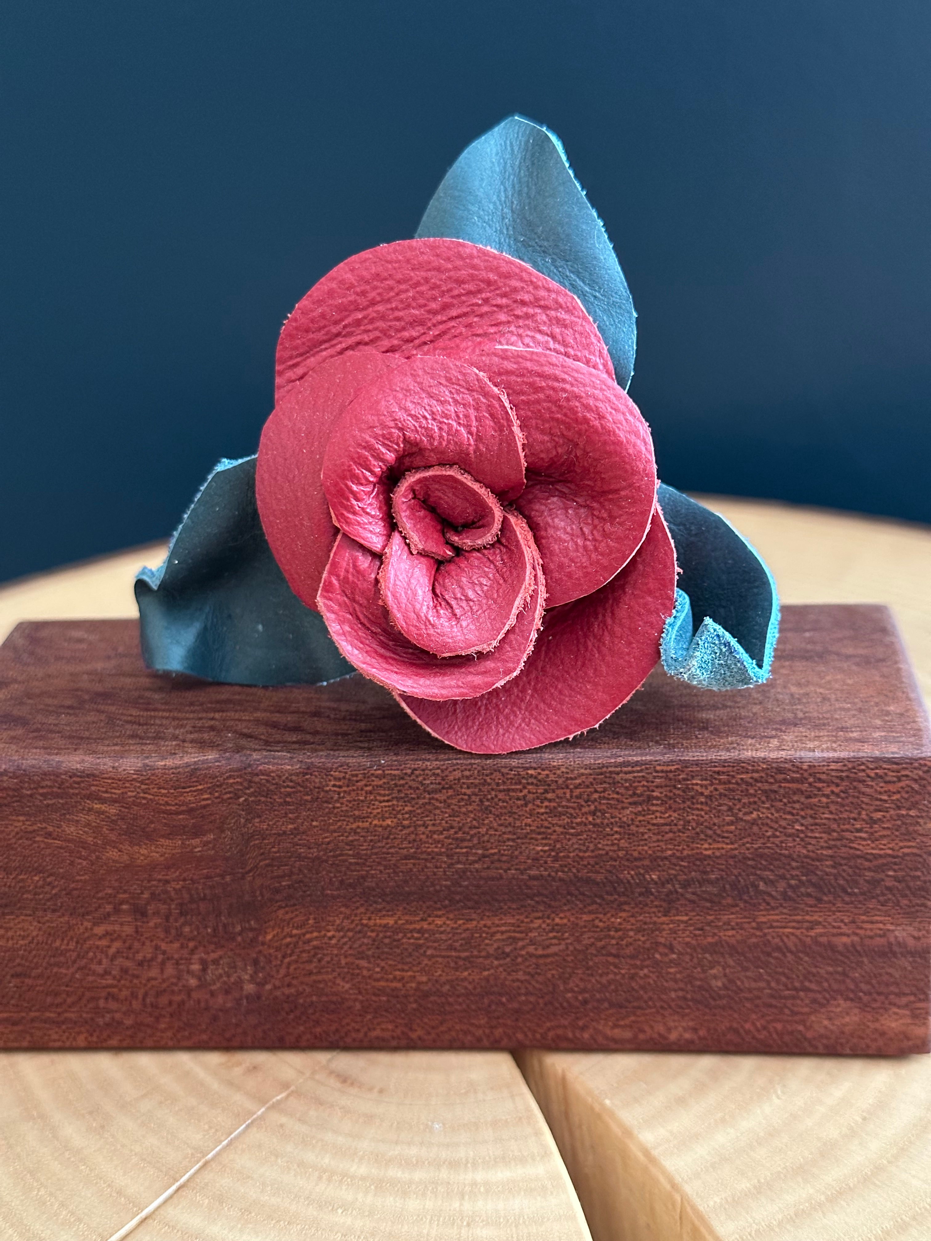 Red & Green Leather Rose & Hardwood Vase Set (1)